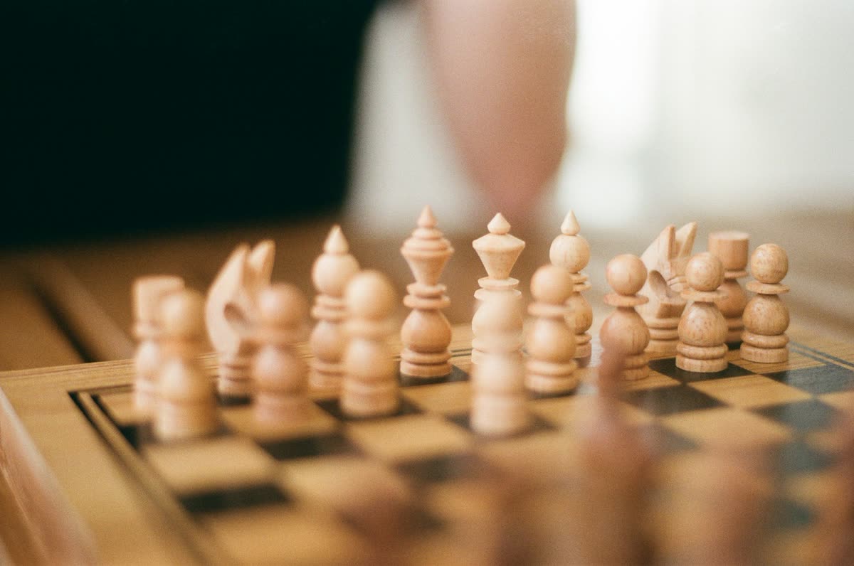 木制国际象棋棋子与棋盘的低角度特写